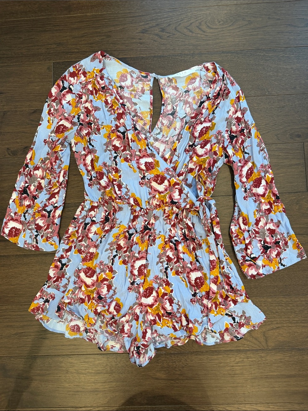 ASTR THE LABEL Blue Floral Side Wrap Romper Size Medium - C52-008